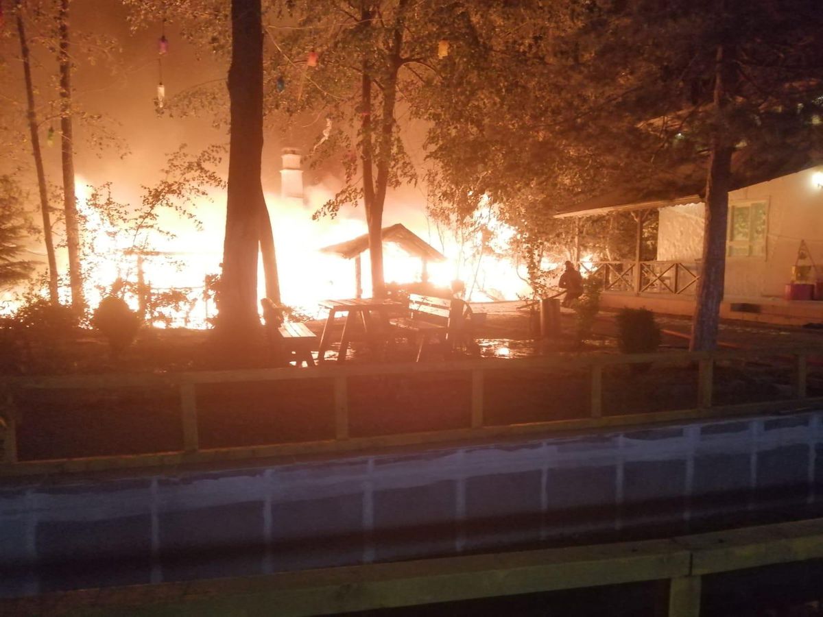 Son dakika haberi | Sapanca\'da çıkan yangında ahşap restoran kullanılamaz hale geldi