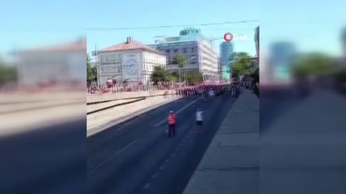 Slovakya\'da yüzlerce vatandaş Covid-19 aşı karşıtı protesto düzenledi