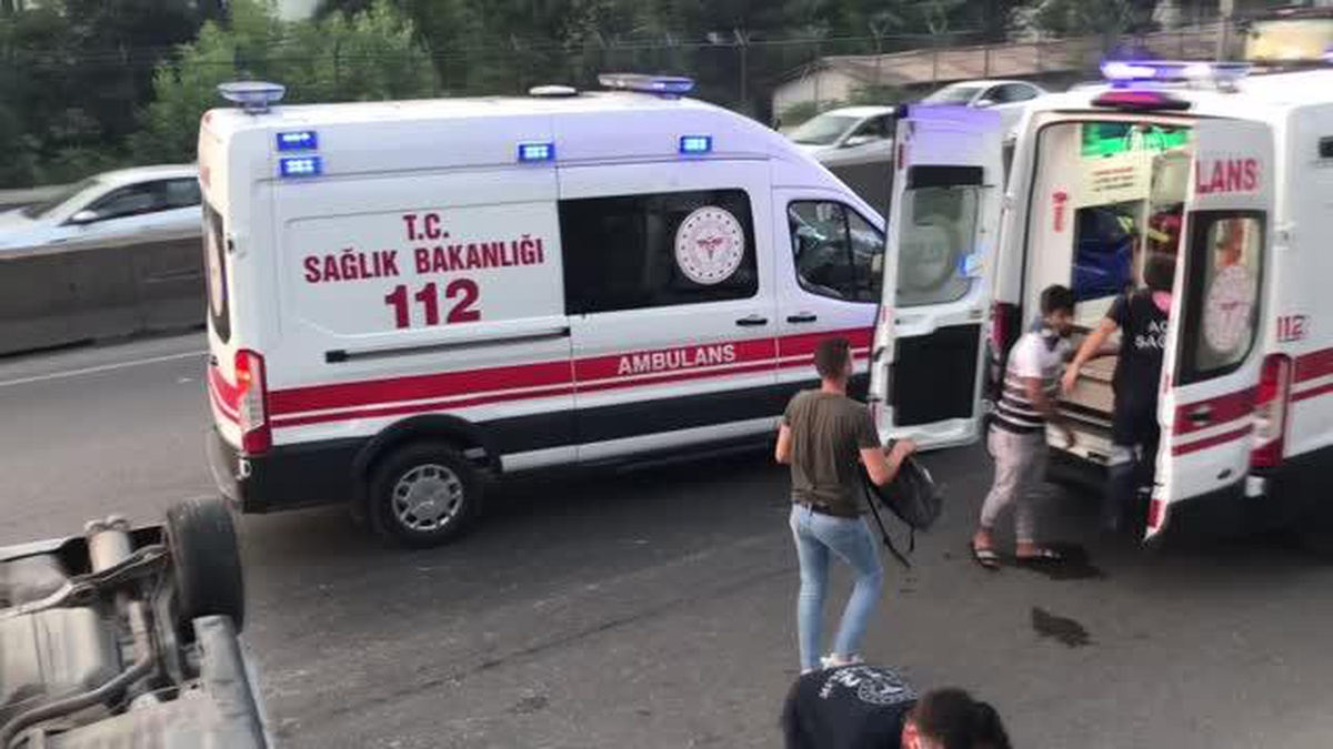 Takla atan otomobilde bulunan 3 kişi yaralandı