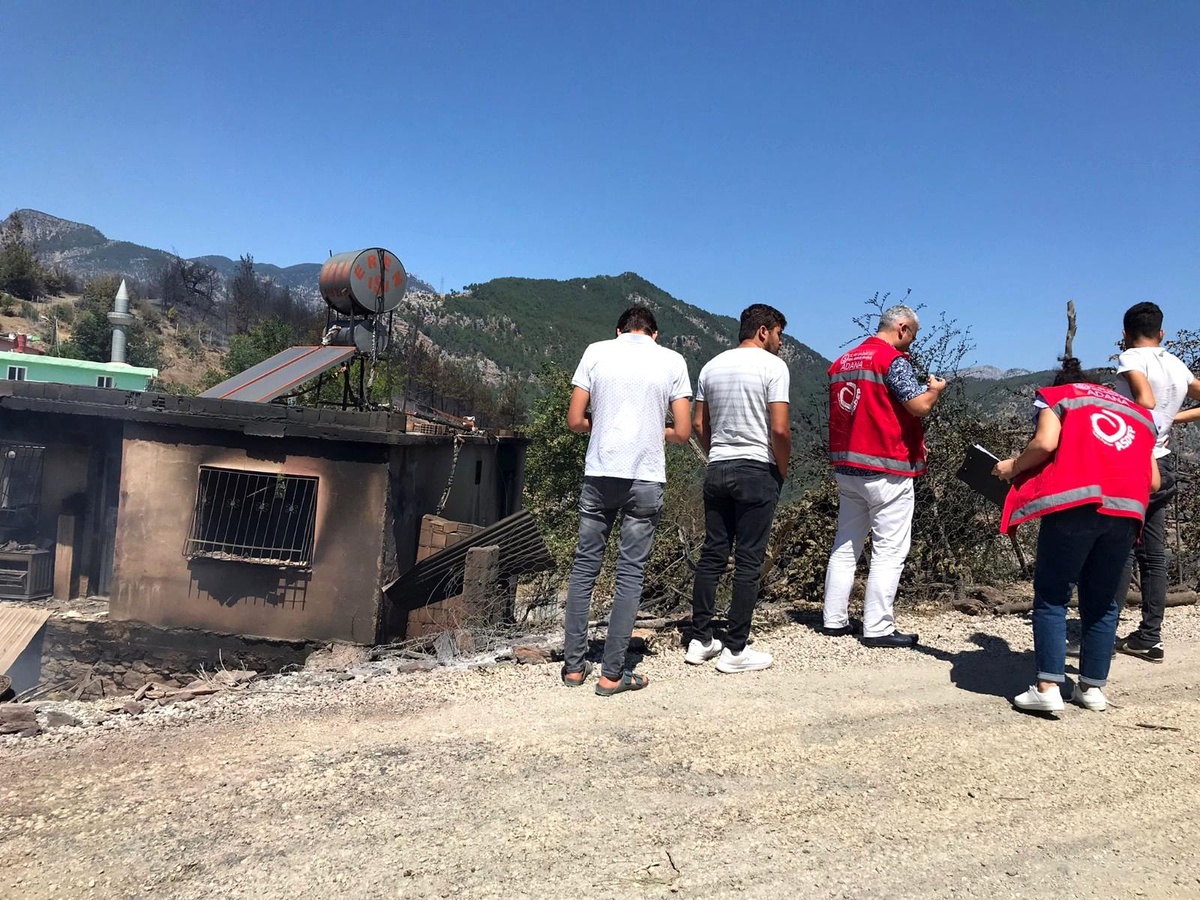 Son dakika: Yangında zarar görenlere psiko-sosyal ve ekonomik destek