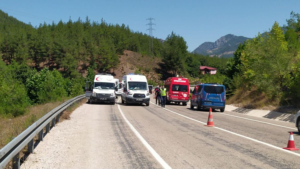 Son dakika haberi! Adana\'da minibüsle çarpışan otomobildeki aynı aileden 5 kişi öldü