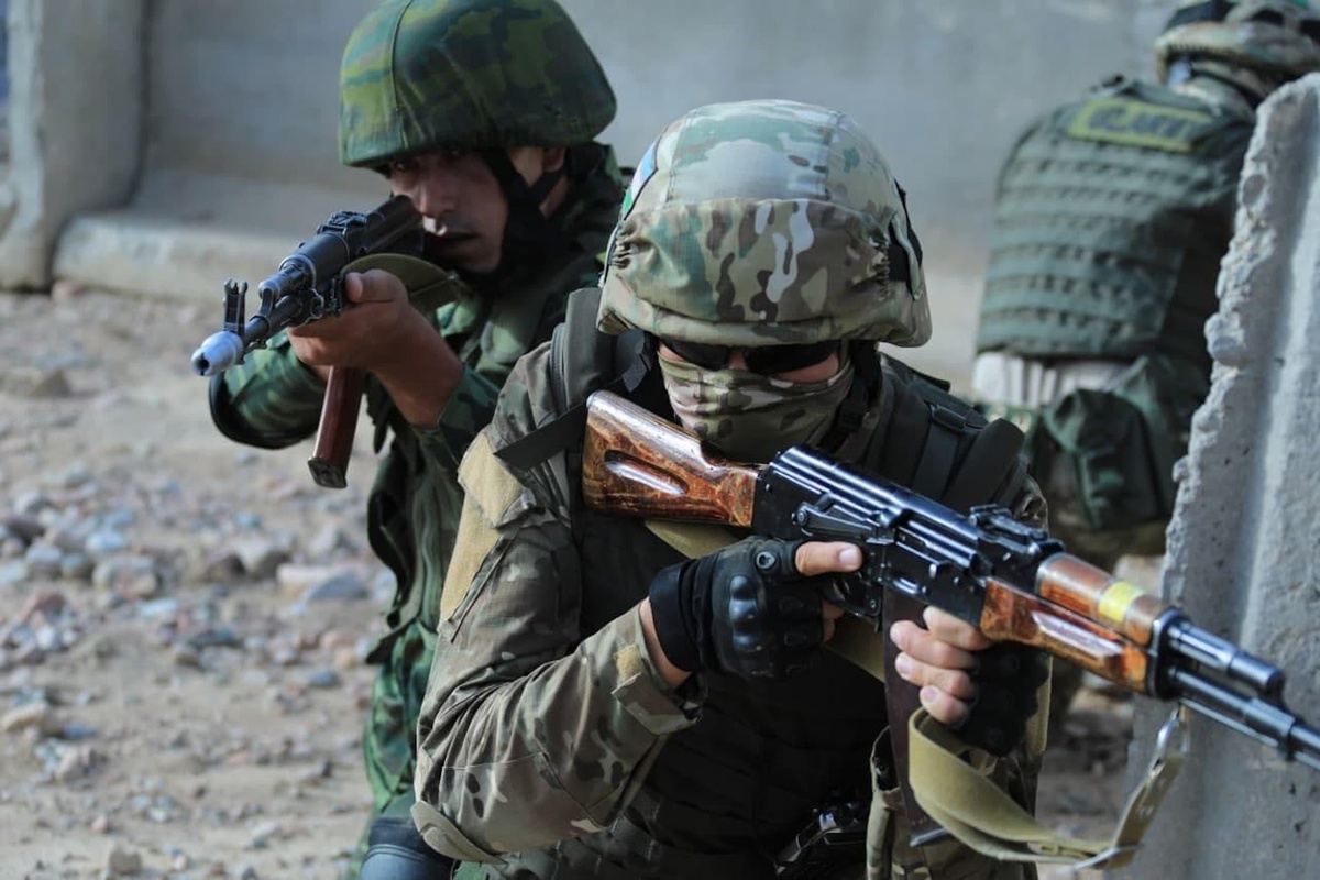 Afganistan\'ın sınır komşuları Özbekistan ve Tacikistan\'dan ortak askeri tatbikat
