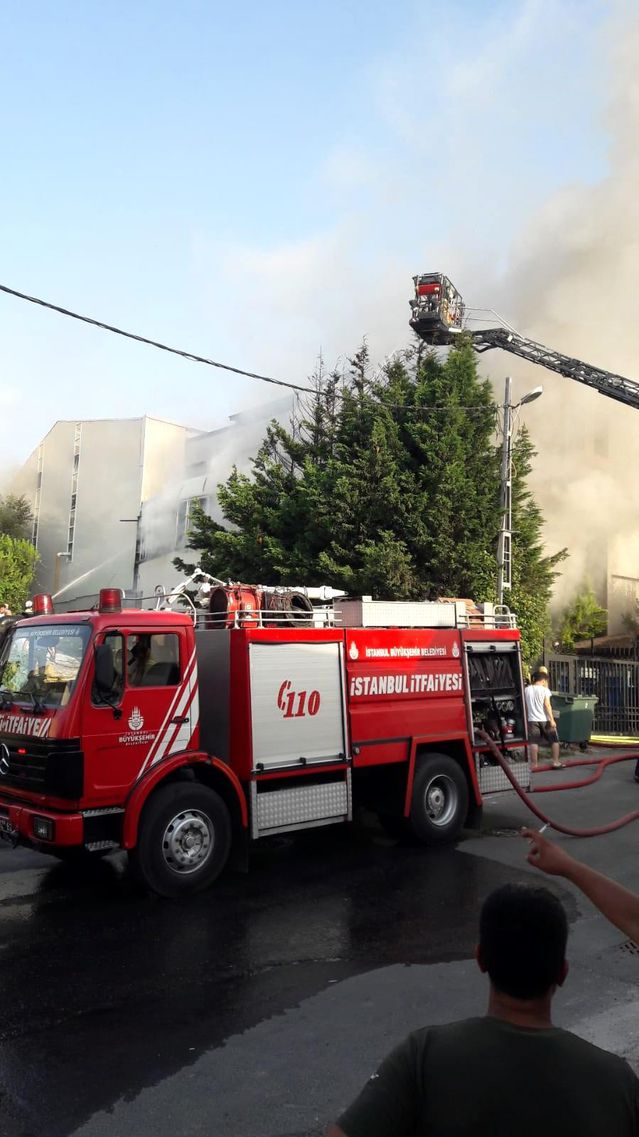 Ataşehir’de mobilya fabrikasında korkutan yangın Son Dakika