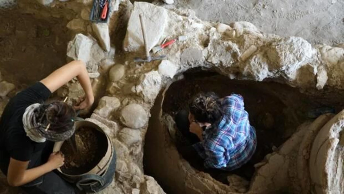 BALIKESİR - Antandros Antik Kenti\'nde 2 bin 400 yıllık pitos mezar bulundu