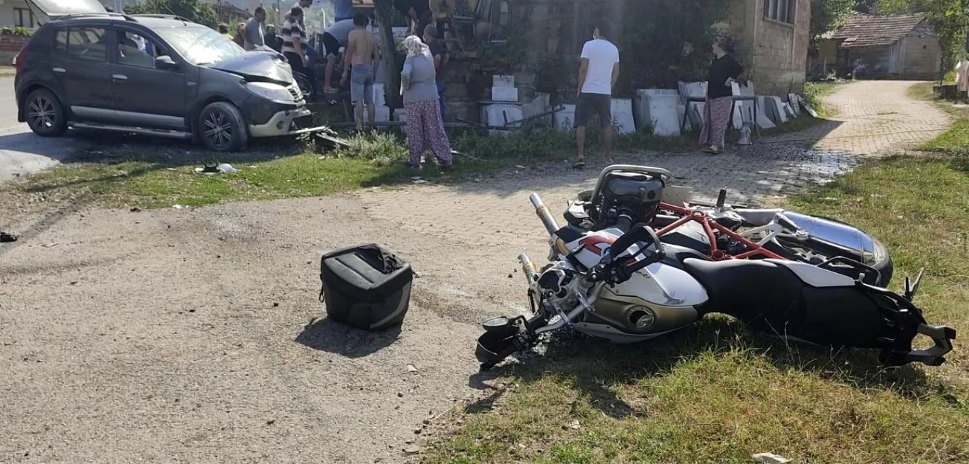 Bartın\'da motosiklet otomobille çarpıştı: 1 ağır yaralı