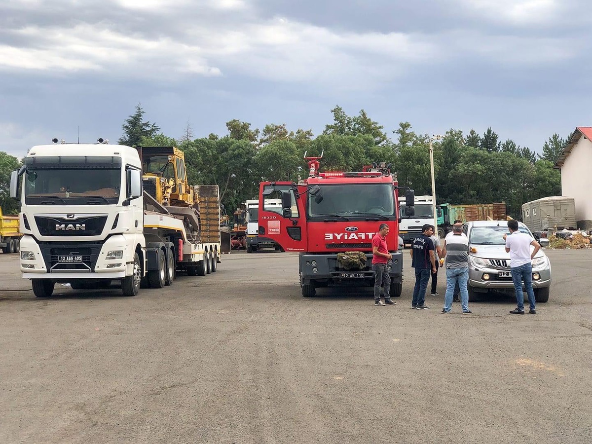 Son dakika haberi! Bingöl Belediyesi ve İl Özel İdaresinden Antalya\'daki yangın söndürme çalışmalarına destek
