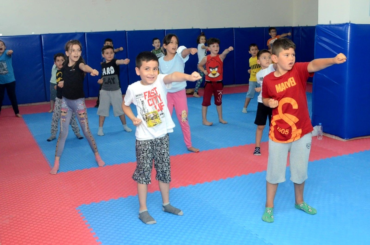 Bozüyük Belediyesi Yaz Spor Okulları\'nda karate kursu