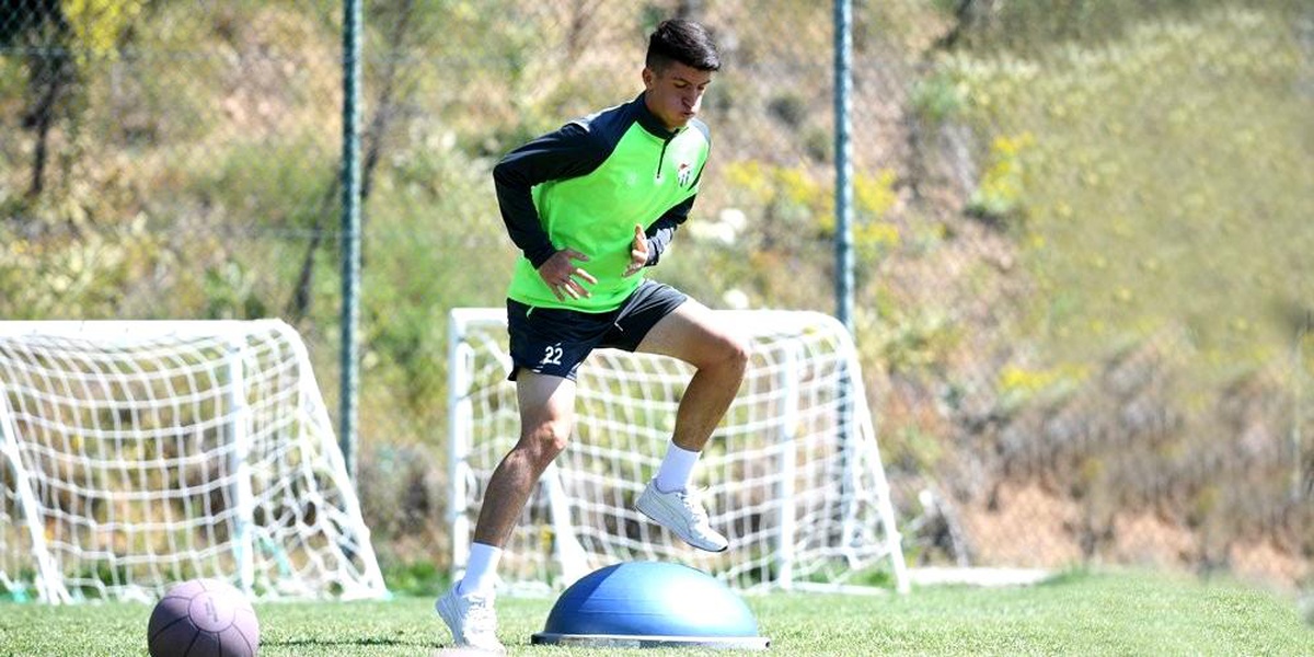 Bursaspor, Taha Altıkardeş\'in sözleşmesini 2025\'e kadar uzattı