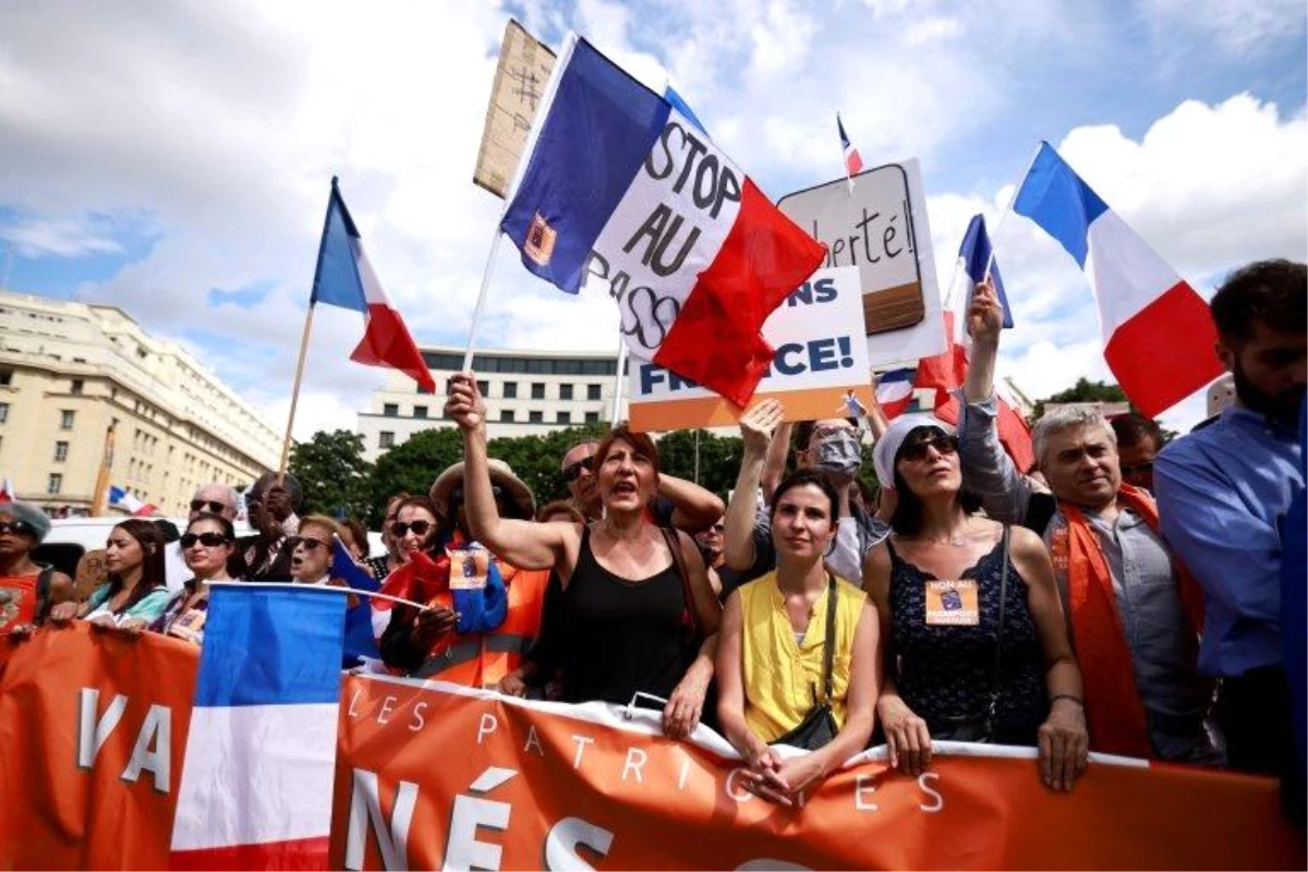 Covid: Fransa\'da aşı kartı uygulamasına karşı binlerce kişi protesto düzenledi