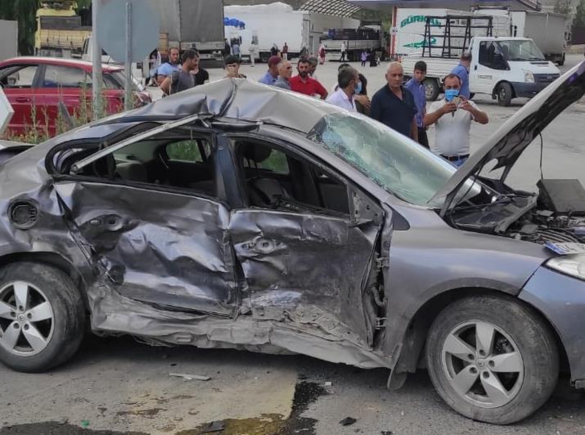 Erzincan\'da cip ile otomobil çarpıştı: 4 yaralı