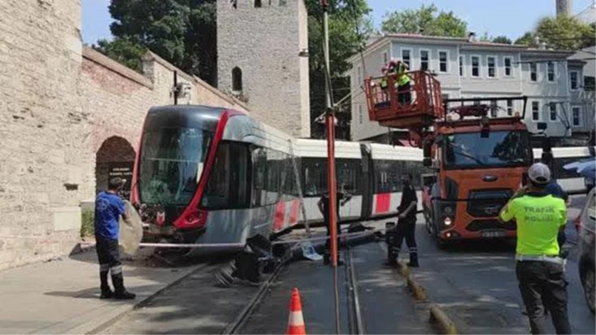 Fatih\'te korku dolu dakikalar! İçinde yolcu olan Bağcılar-Kabataş tramvayı raydan çıktı