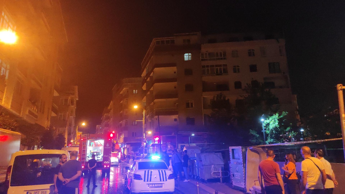 Güngören\'de 5 katlı apartmanın çatı katında çıkan yangın söndürüldü
