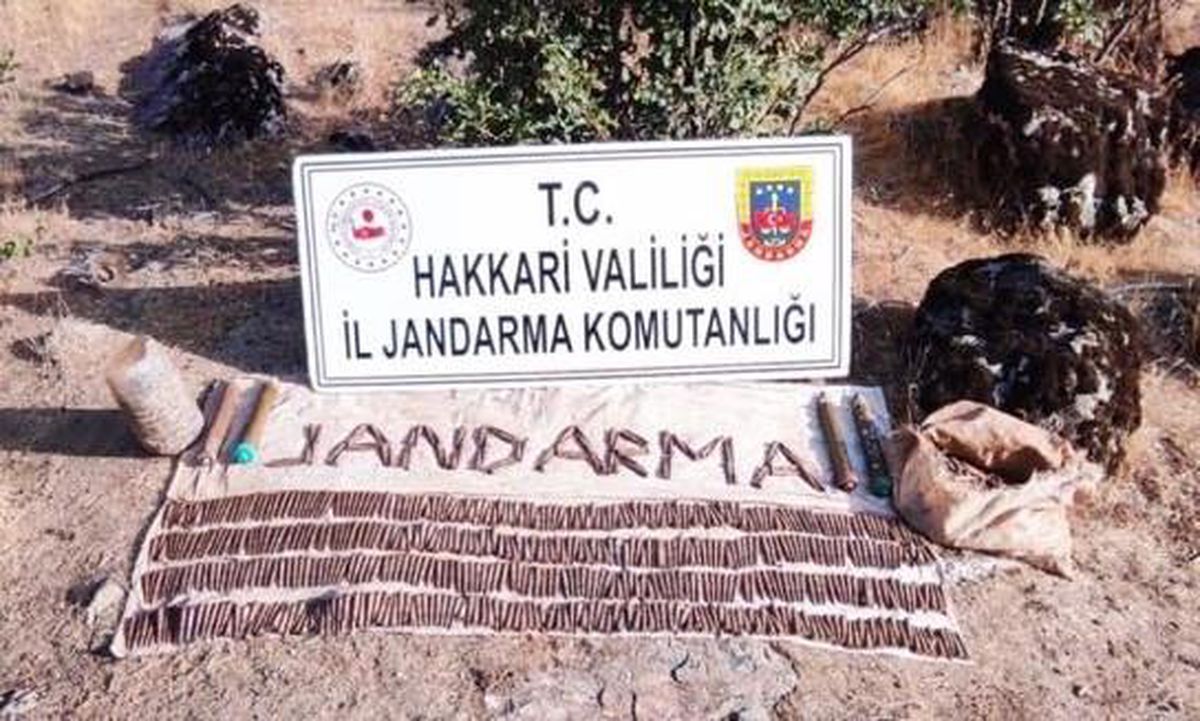 Hakkari\'de terör örgütü PKK\'ya yönelik operasyonda arazide mühimmat bulundu