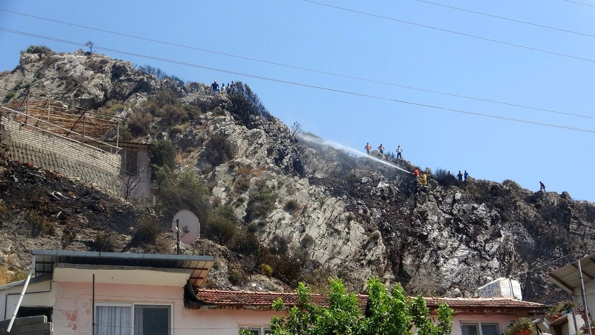 Son dakika! Hatay\'da evleri tehdit eden orman yangını söndürüldü