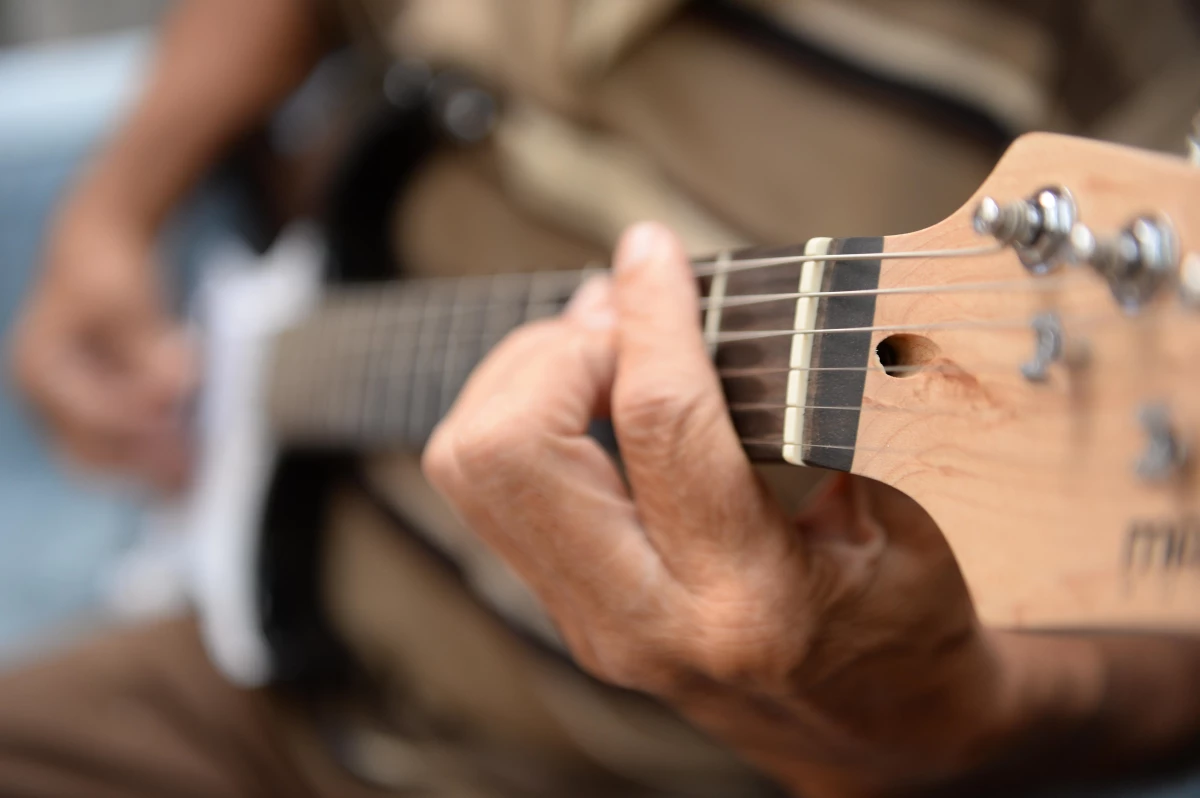 KAHRAMANMARAŞ - Huzurevinde müzikle hayata tutunan gitarist, şarkılarıyla arkadaşlarına da moral veriyor