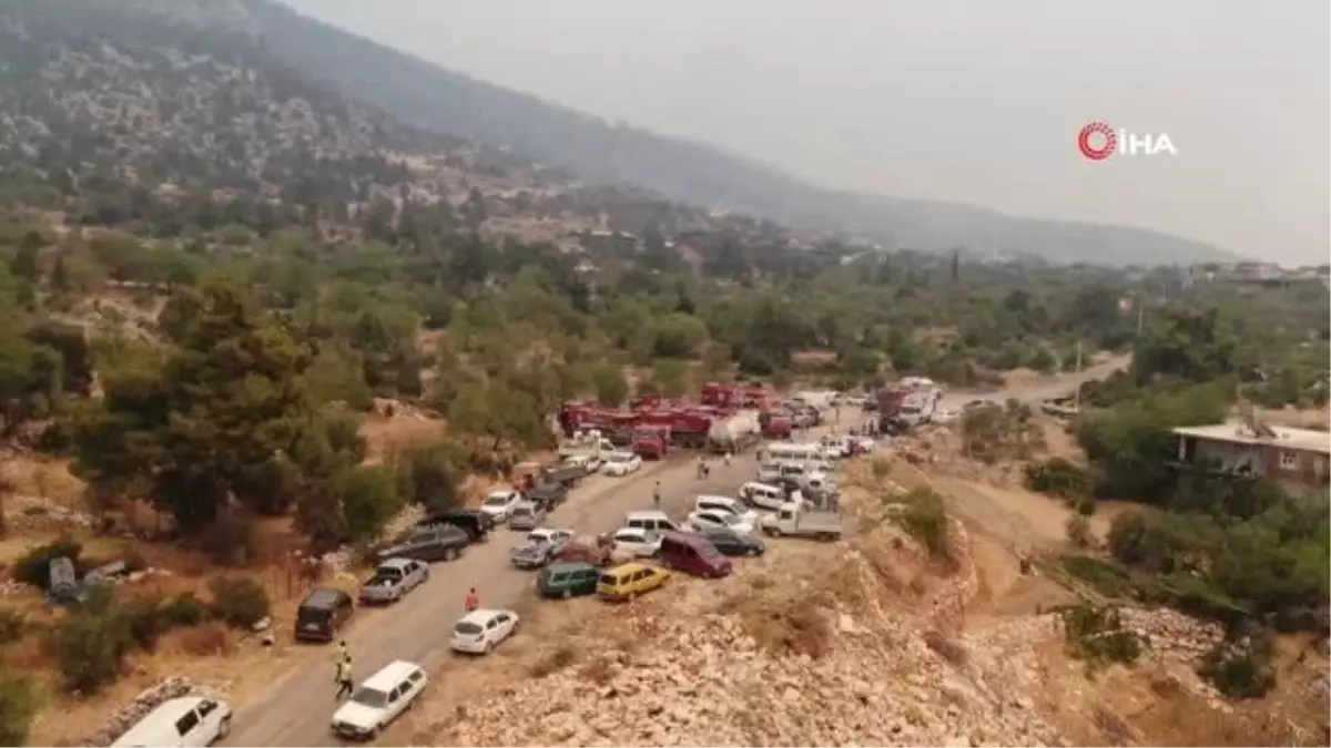 İki orman işçisinin hayatını kaybettiği mahallede alevleri söndürmek için havadan karadan mücadele devam ediyor