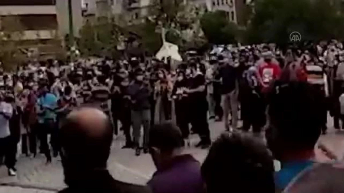 İran\'ın başkenti Tahran\'da susuzluk çeken Huzistan\'a destek için rejim karşıtı gösteri