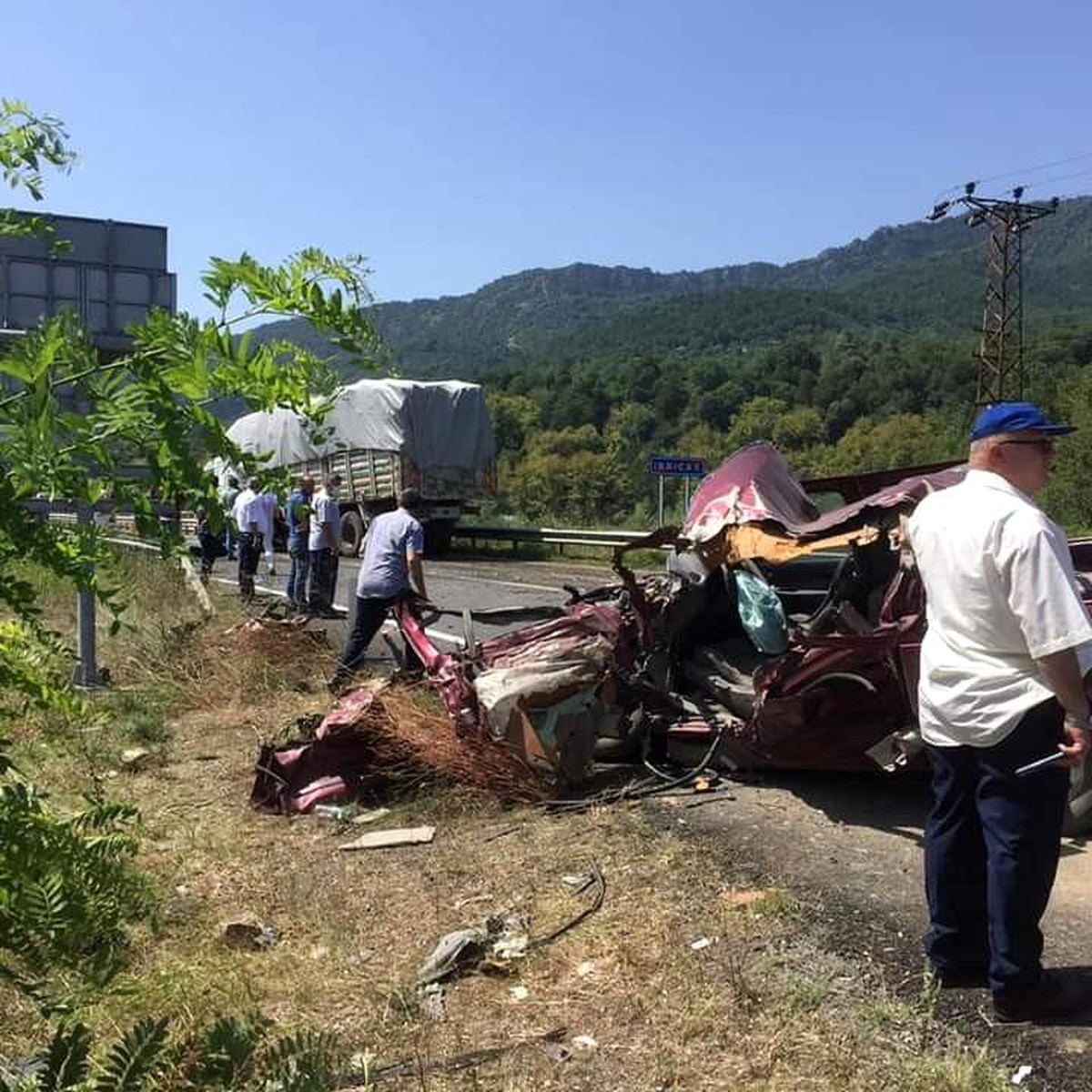 Kamyonla çarpışan pikap sürücüsü ağır yaralandı