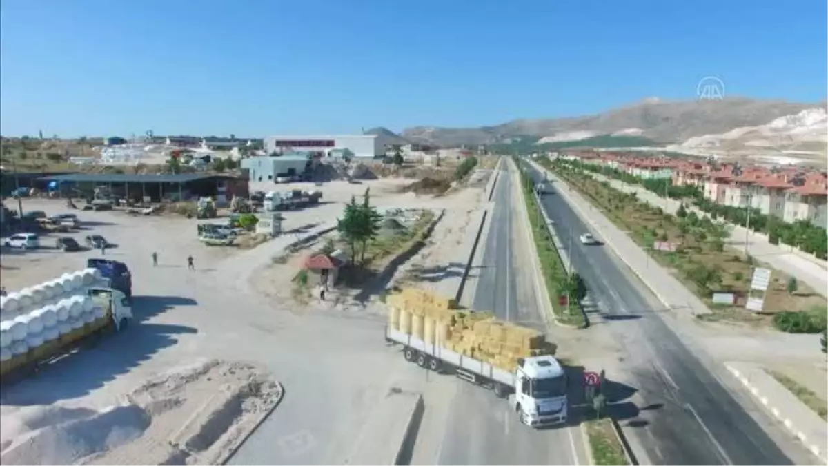 Karamanlı Belediyesinden Manavgat\'a 8 tır yem ve saman gönderildi