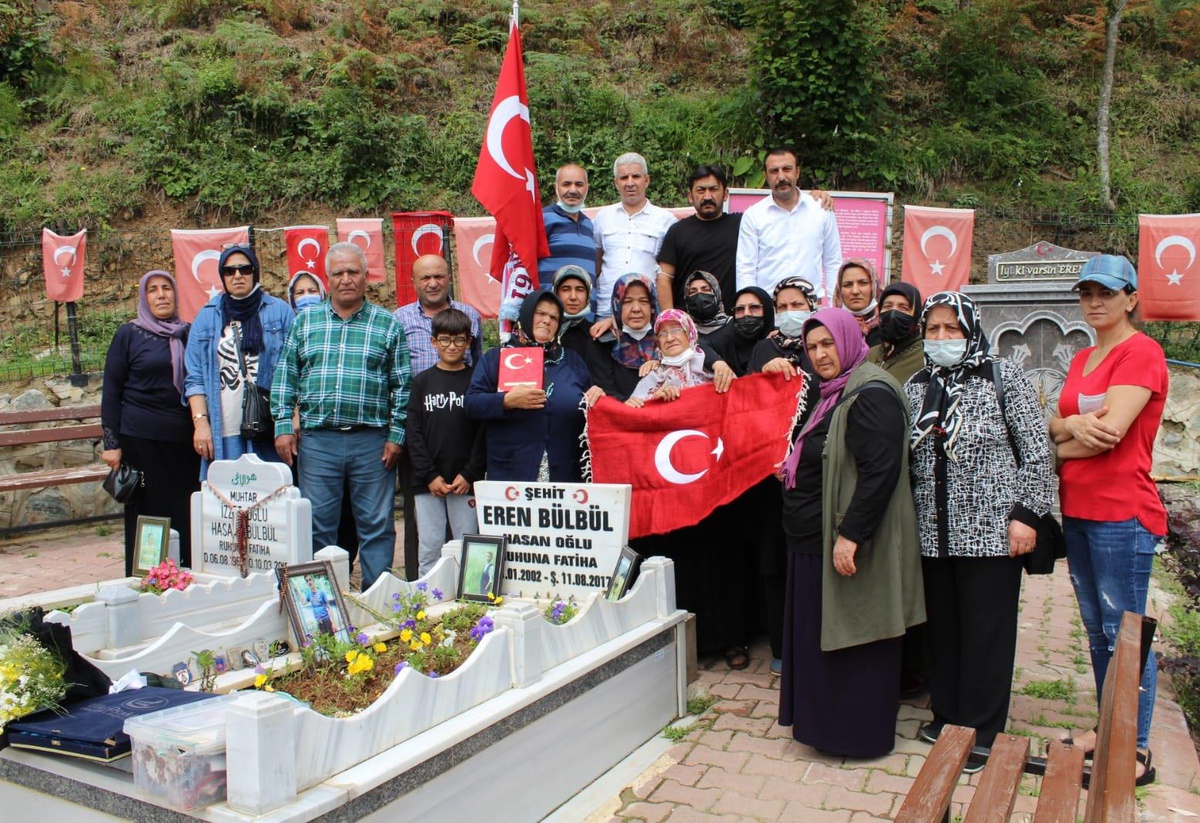 Kırşehirli şehit aileleri, "Bozkırdan Karadeniz\'e Kardeşlik Gezisi"nde şehit Eren Bülbül\'ün ailesini ziyaret etti