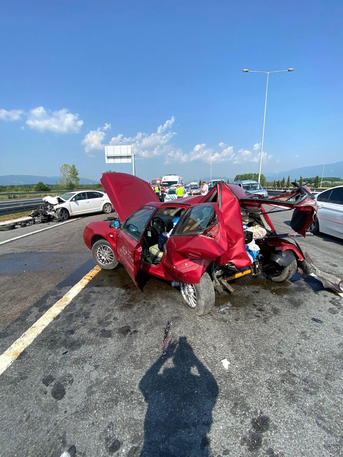 Kuzey Marmara Otoyolu\'nda iki araç çarpıştı: 1 ağır, 4 yaralı