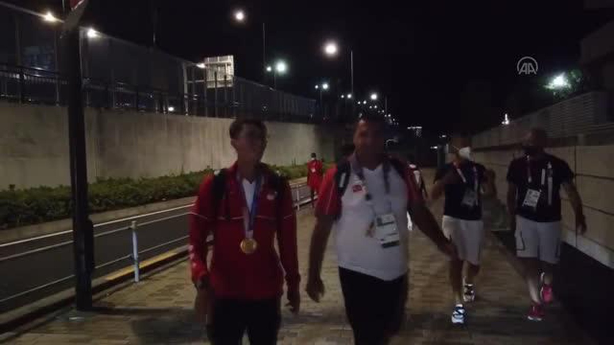 Mete Gazoz\'a Olimpiyat Köyü\'nde coşkulu karşılama