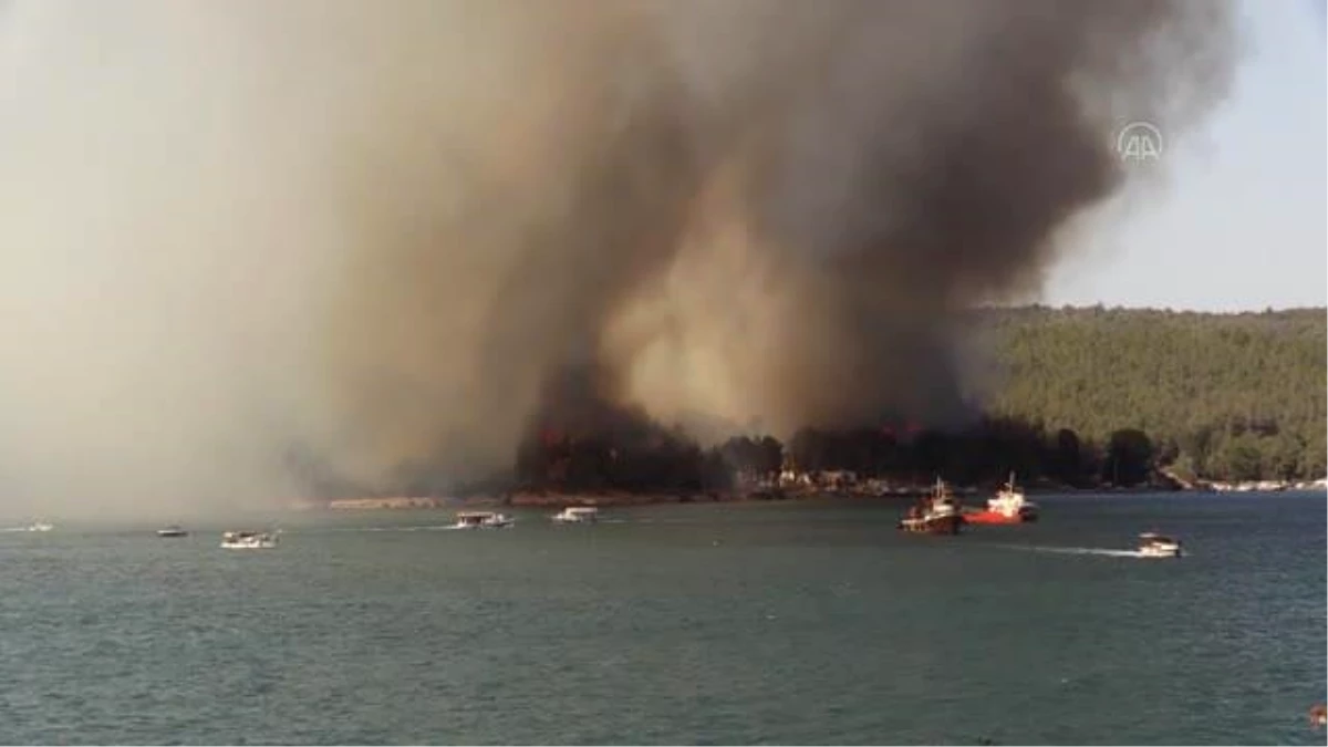 Milas\'taki yangında tatilcilerin tahliyesi için tekneleriyle yardıma koştular