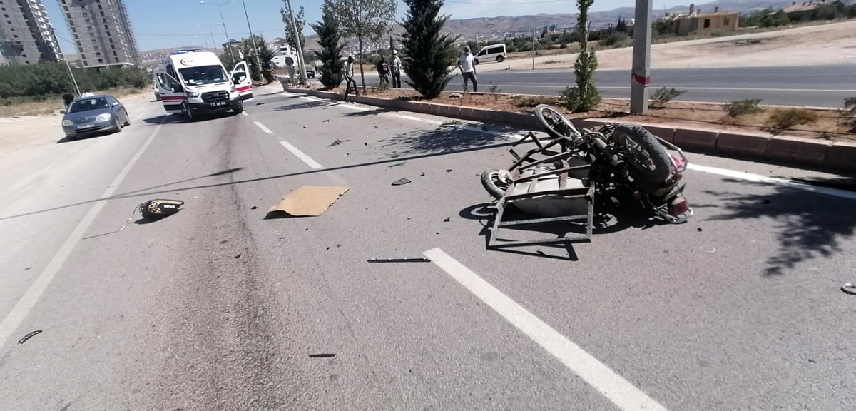 Otomobil, sepetli motosikletle çarpıştı: 1\'i ağır 2 yaralı