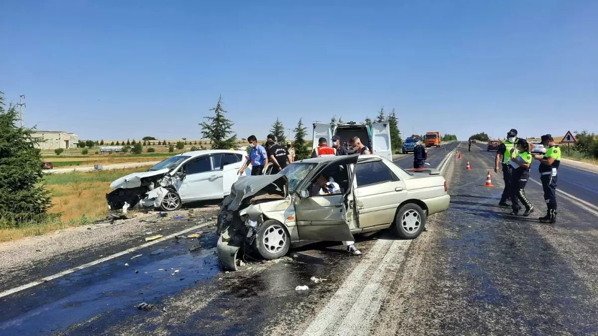 Son Dakika | Otomobiller kafa kafaya çarpıştı: 1 ölü, 3 yaralı