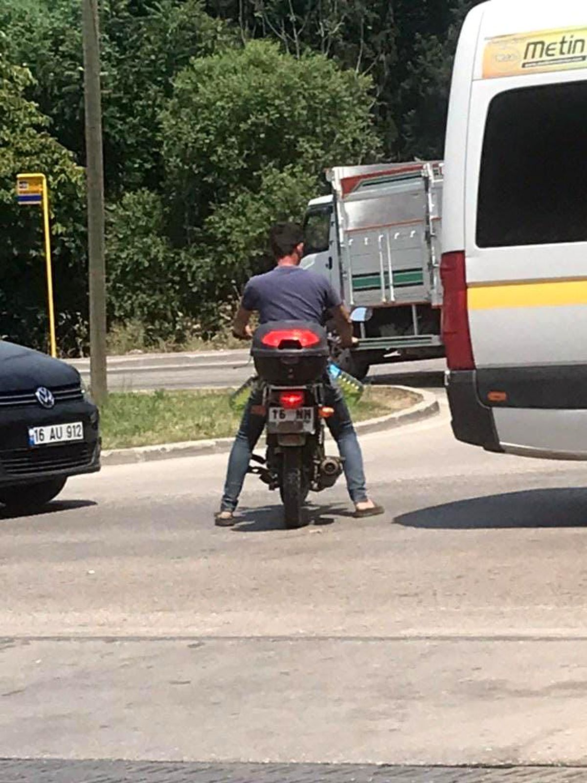 Pancar motoru için pet şişeyle benzin alınca polisi alarma geçirdi
