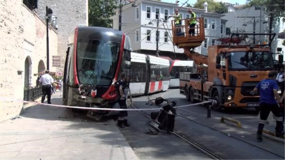 (Ek bilgi ve görüntüyle) POS CİHAZINA TAKILAN TRAMVAY, RAYLARDAN ÇIKIP ELEKTRİK DİREĞİNE ÇARPTI