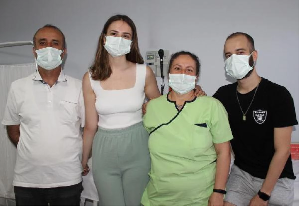 Sağlık personeli anne, eşi ve çocuklarına Kovid-19 aşısı yaptı