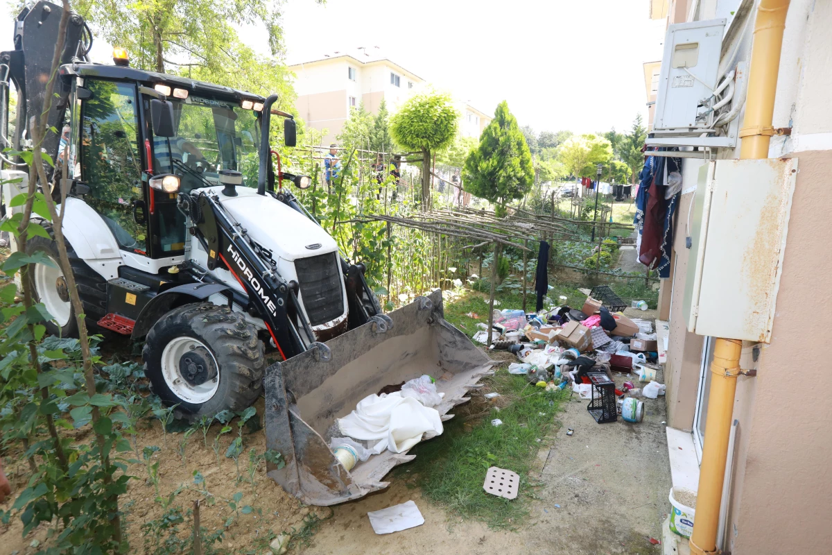 Sakarya\'da belediye ekiplerinin temizlediği evden 4 kamyon çöp çıktı