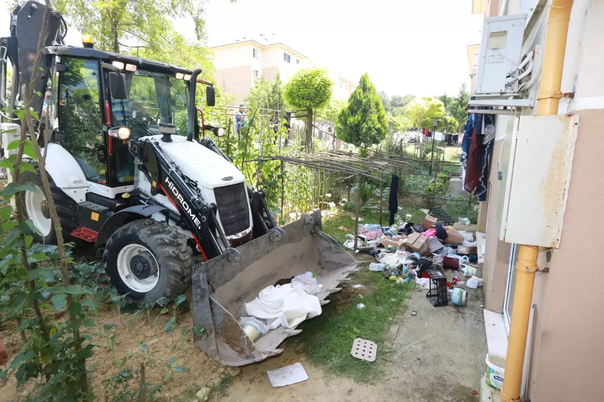 Sakarya\'da belediye ekiplerinin temizlediği evden 4 kamyon çöp çıktı