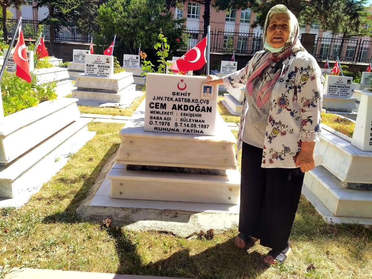 Son dakika haberi: Şehit oğlunun mezarına 24 yıldır toz kondurmuyor