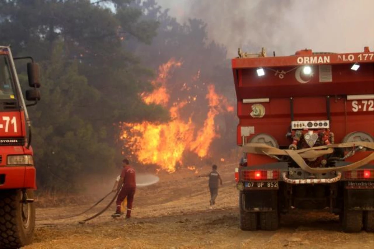 Manavgat\'ta alevlerin arasında kalan 2 yangın işçisi hayatını kaybetti