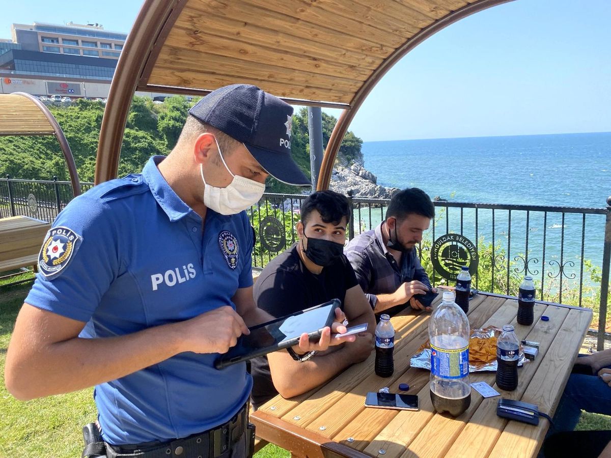 Sosyal mesafe ve maske denetimi yapıldı