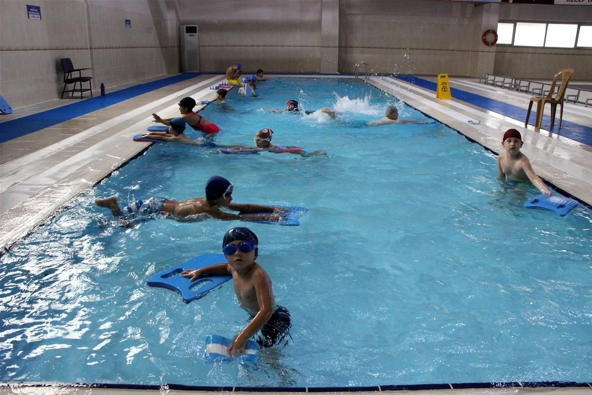 Yüzmede antrenmanlar devam ediyor