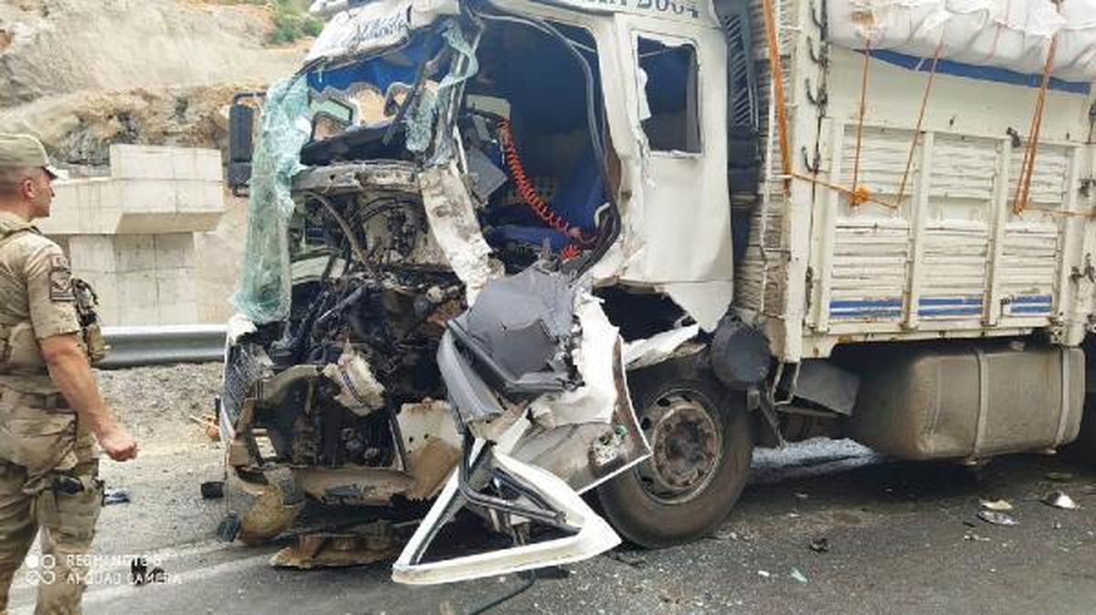 Bitlis\'te kamyonlar kafa kafaya çarpıştı, sıkışan sürücüyü AFAD ekipleri kurtardı
