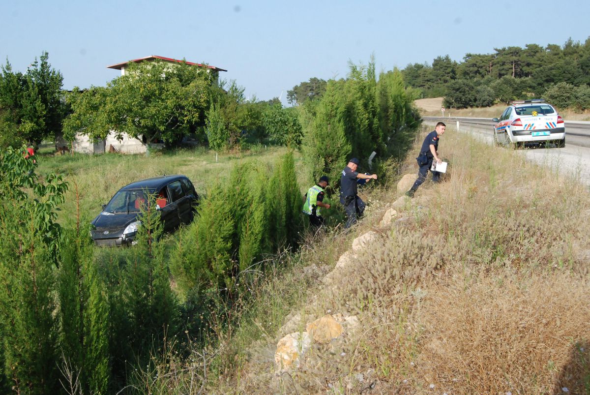 Çanakkale\'nin Bayramiç ilçesinde otomobil şarampole devrildi: 3 yaralı