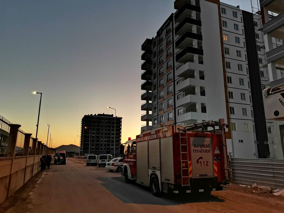 Çatıya çıkan şahsı polis ikna etti
