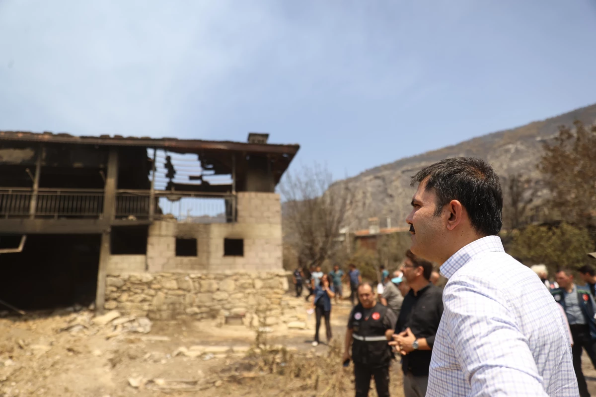 Son dakika haberi! Çevre ve Şehircilik Bakanı Kurum, Manavgat\'ta yangından etkilenen vatandaşları ziyaret etti