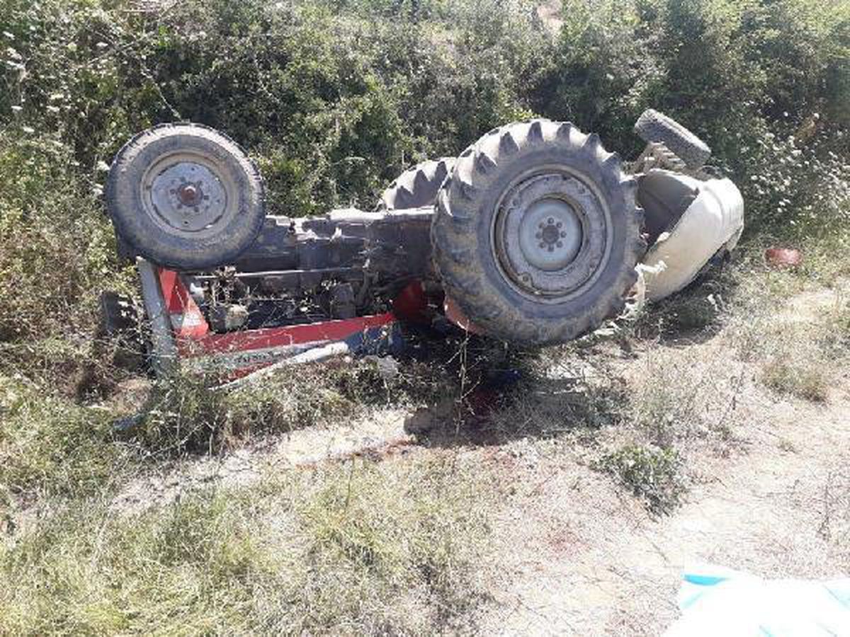 Son dakika haberi: Devrilerek ters dönen traktörünün altında öldü