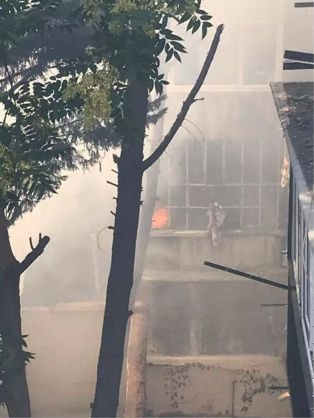 FATİH\'TE PAZARCI TEZGAHLARININ BULUNDUĞU ALANDA YANGIN ÇIKTI - 2