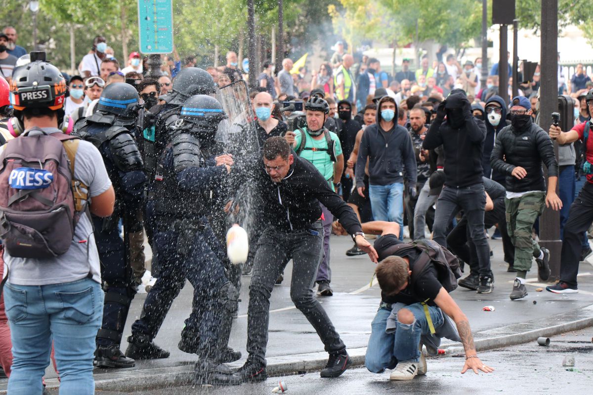 Fransa\'da yüzbinlerce kişi hükümetin Kovid-19 ile mücadele politikasını protesto etti