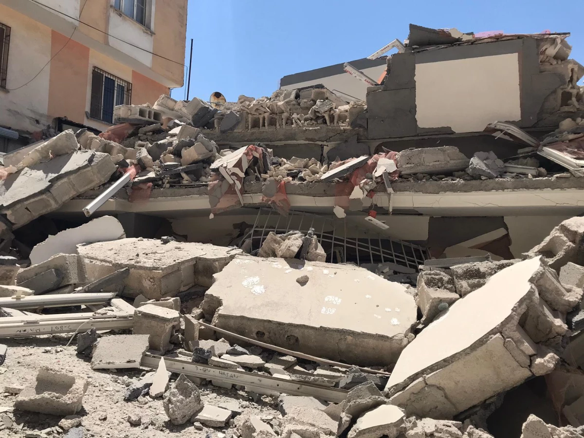Gaziantep\'te 5 katlı boş bina çöktü