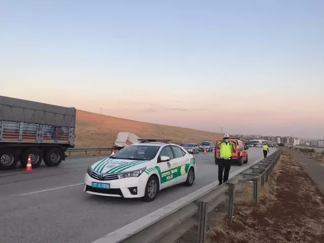 Tarım işçilerini taşıyan minibüse arkadan tır çarptı: 3 ölü, 16 yaralı Tarım işçilerini taşıyan minibüse arkadan tır çarptı: 3 ölü, 16 yaralı