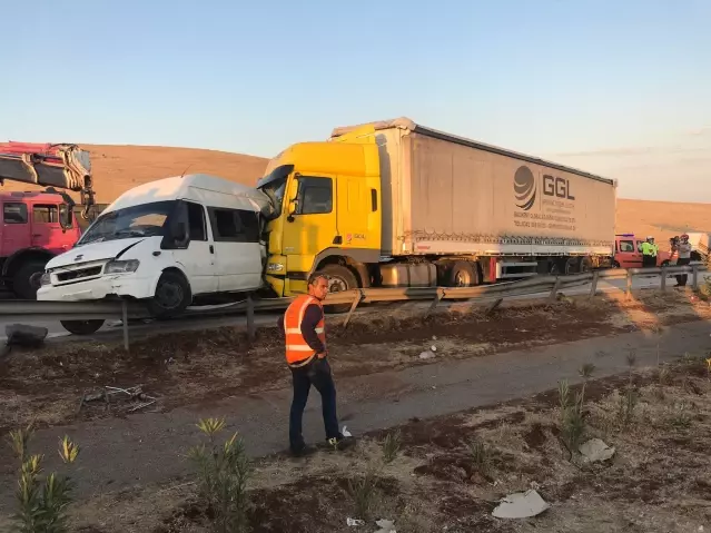 Tarım işçilerini taşıyan minibüse arkadan tır çarptı: 3 ölü, 16 yaralı Tarım işçilerini taşıyan minibüse arkadan tır çarptı: 3 ölü, 16 yaralı