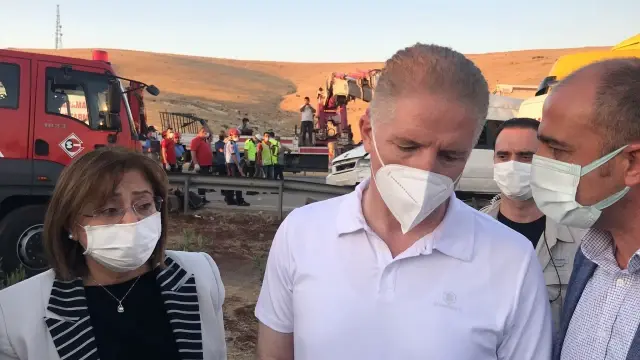 Tarım işçilerini taşıyan minibüse arkadan tır çarptı: 3 ölü, 16 yaralı Tarım işçilerini taşıyan minibüse arkadan tır çarptı: 3 ölü, 16 yaralı