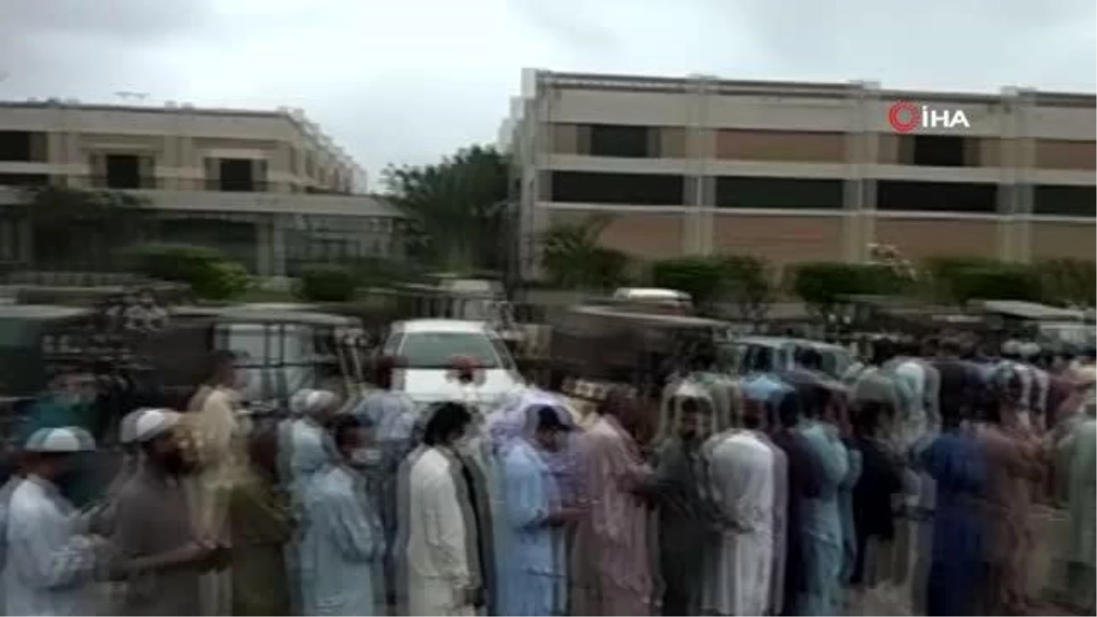 Karaçi\'de vatandaşlar Covid-19 aşı merkezlerine hücum etti